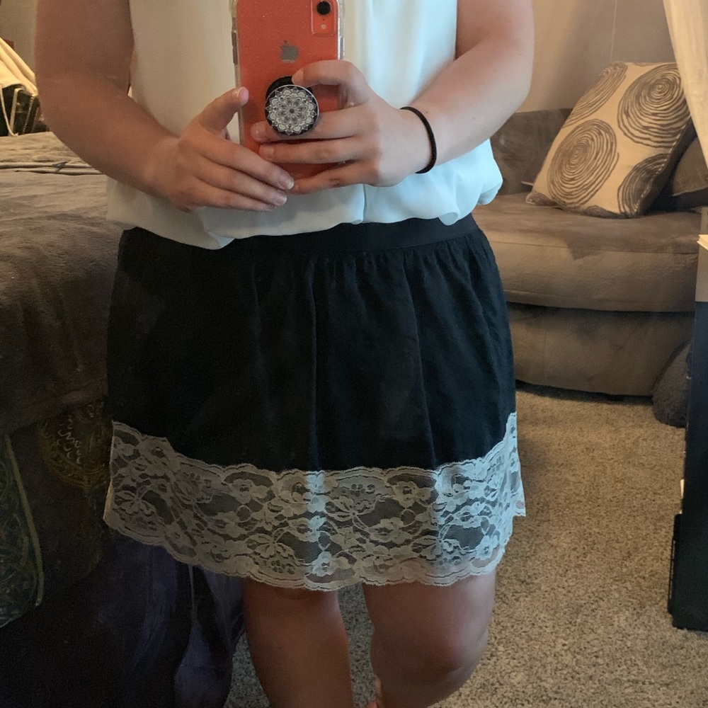 Skirt with lace trim